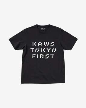 KAWS X UNIQLO TOKYO FIRST LOGO TEE BLACK (ASIA SIZING)