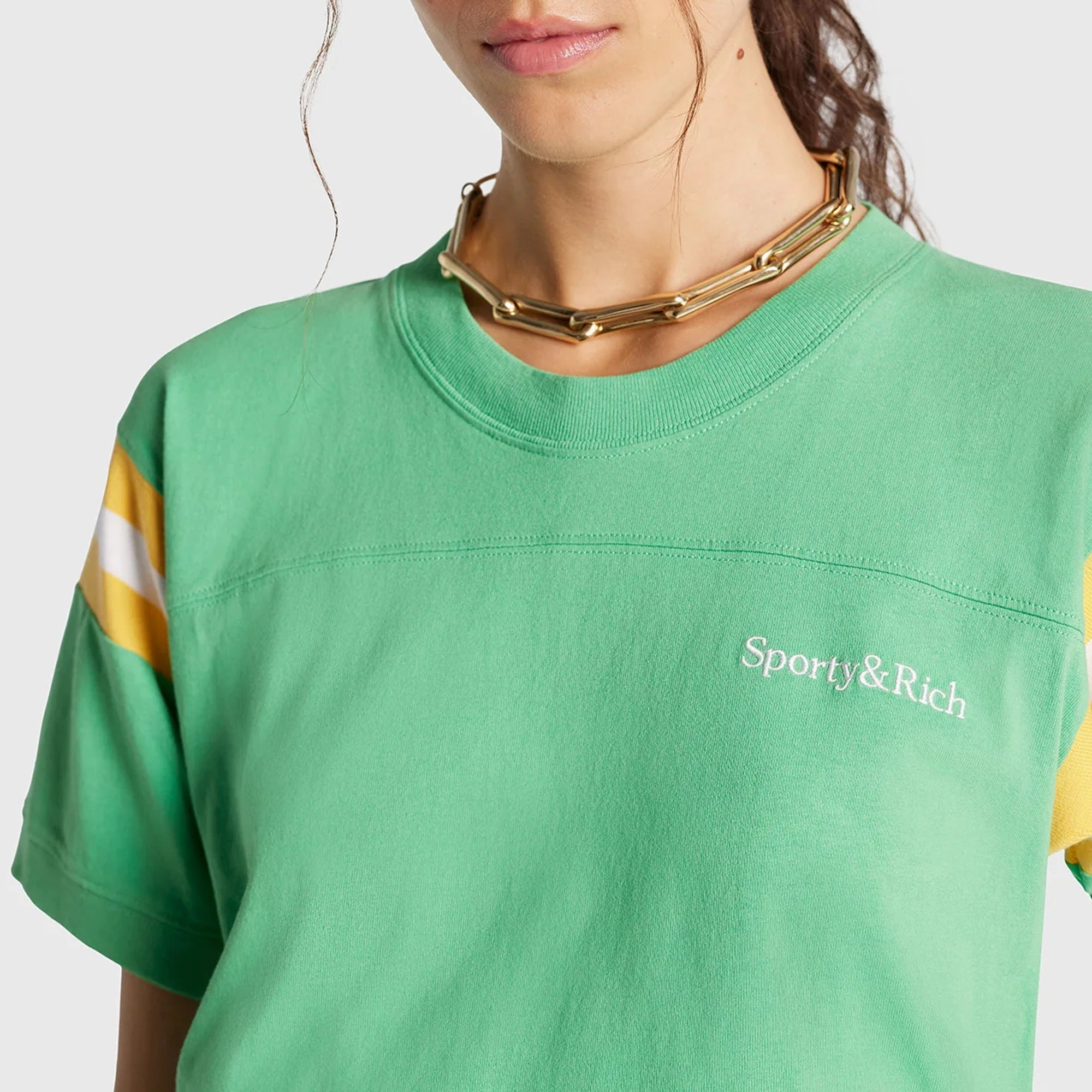 SPORTY & RICH | SERIF LOGO FOOTBALL TEE { VERDE/WHITE
